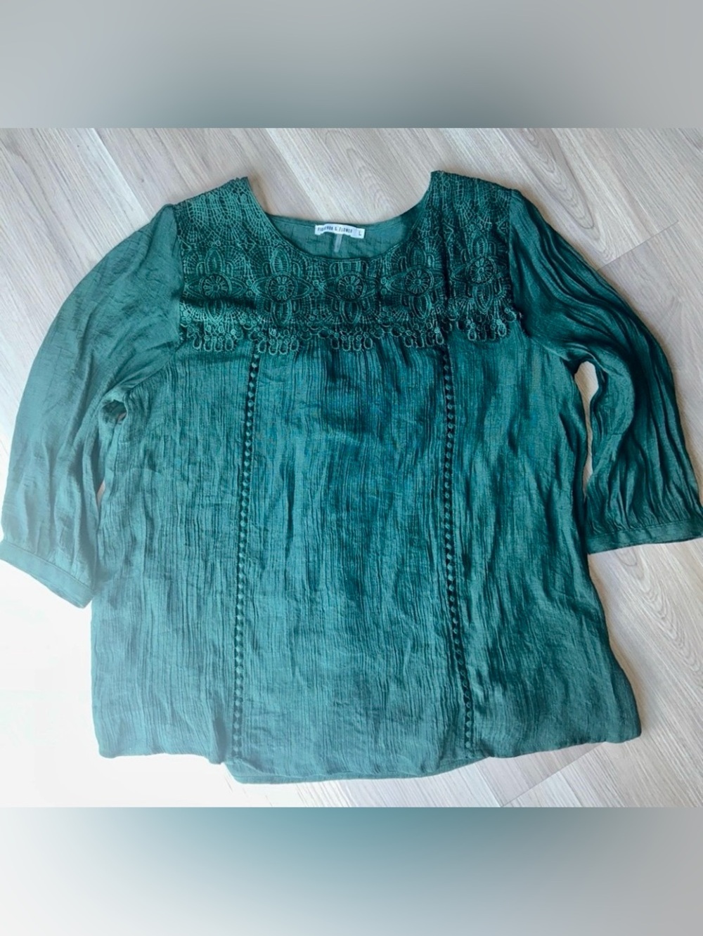 Figueroa & Flower Lace Yoke
Peasant Top L Forest Green
Pullover Textured Lined